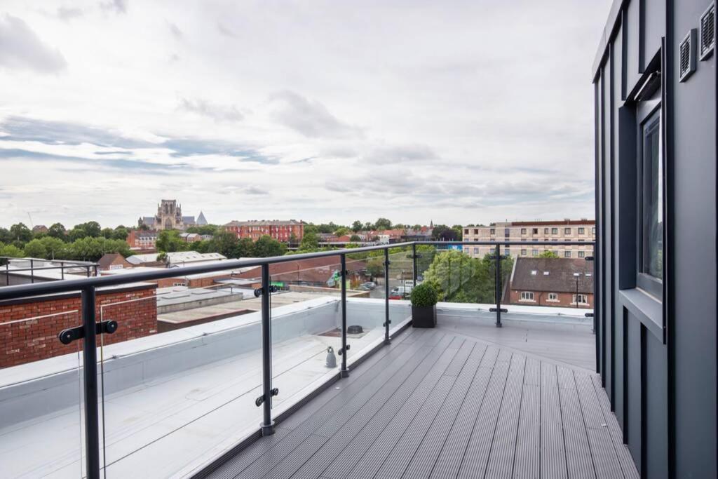 2 Bedroom Penthouse - Large Balcony - Minster View York Eksteriør billede